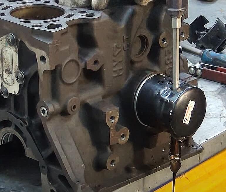 Откручиваем старый масляный фильтр