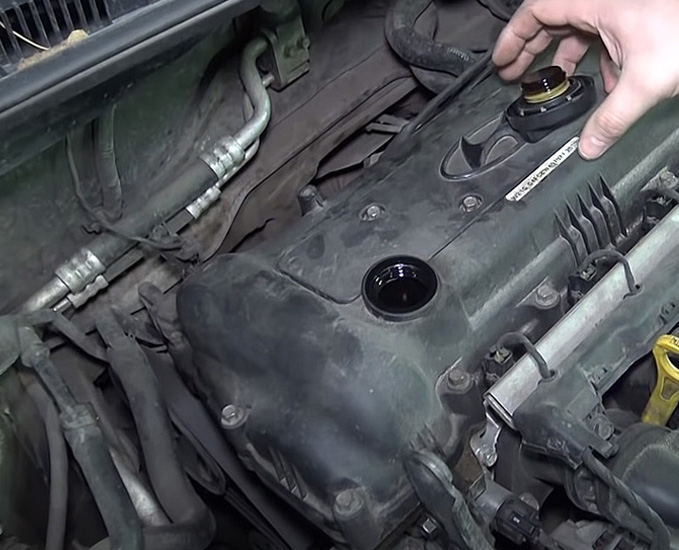 Смотрим под крышку маслозаливной горловины Хендай Солярис