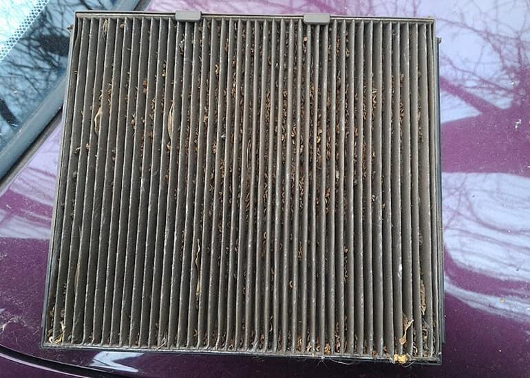 Старый грязный салонный фильтр Hyundai Solaris