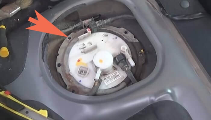 Откручиваем гайки крепления топливного модуля Хендай Солярис откручиваем-гайки-крепления-топливного-модуля-hyundai-solaris.jpg