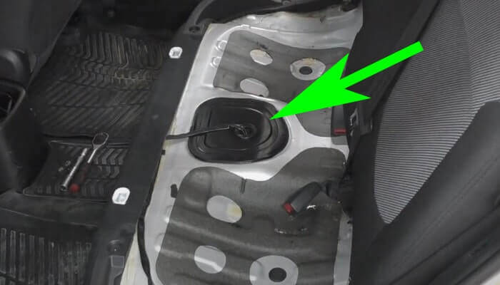 Снятие пластиковой крышки пластиковая-заглушка-закрывающая-доступ-к-топливному-баку-hyundai-solaris.jpg