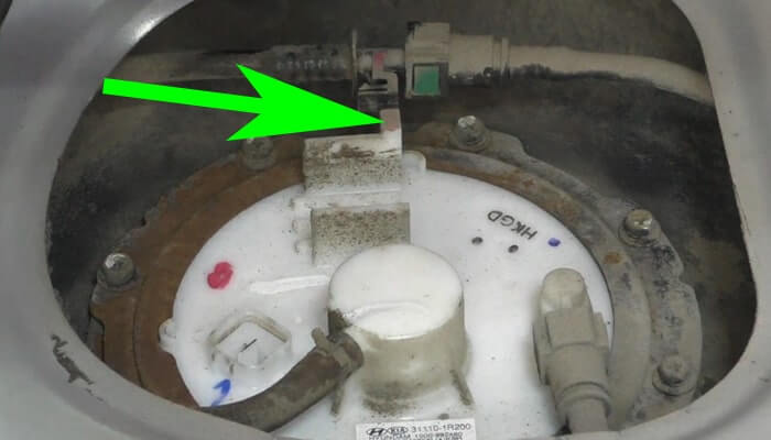 Просто снимаем второй шланг с топливного модуля Хендай Солярис второй-шланг-просто-снимаем-с-топливного-модуля-hyundai-solaris.jpg