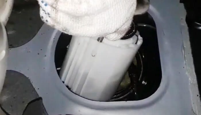 Вынимаем топливный модуль из бака Hyundai Solaris вытаскиваем-топливный-модуль-из-бака-hyundai-solaris.jpg