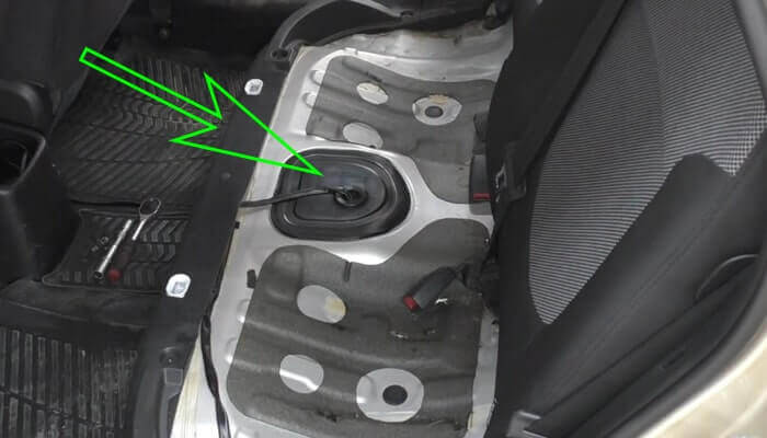 За крышкой топливный бак с топливным фильтром Хендай Солярис за-крышкой-находится-бензобак-с-топливным-фильтром-hyundai-solaris.jpg