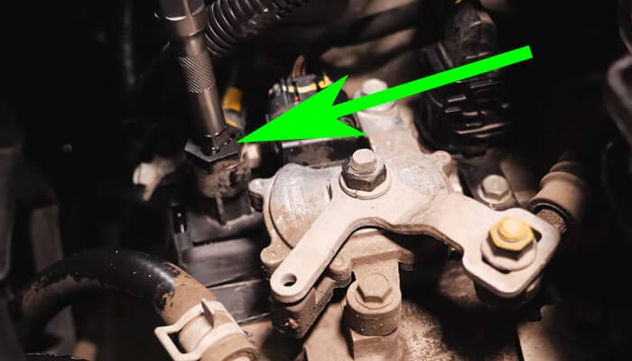 Чтобы добраться до масла, откручиваем заливную пробку на Киа Рио 3