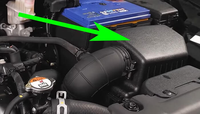 Для проверки состояния масла в 6-ступенчатой АКПП Киа Рио 3 необходимо снять корпус воздушного фильтра