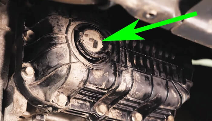 Чтобы добраться до масла АКПП Киа Рио 3, нужно опустить щуп ниже контрольного отверстия