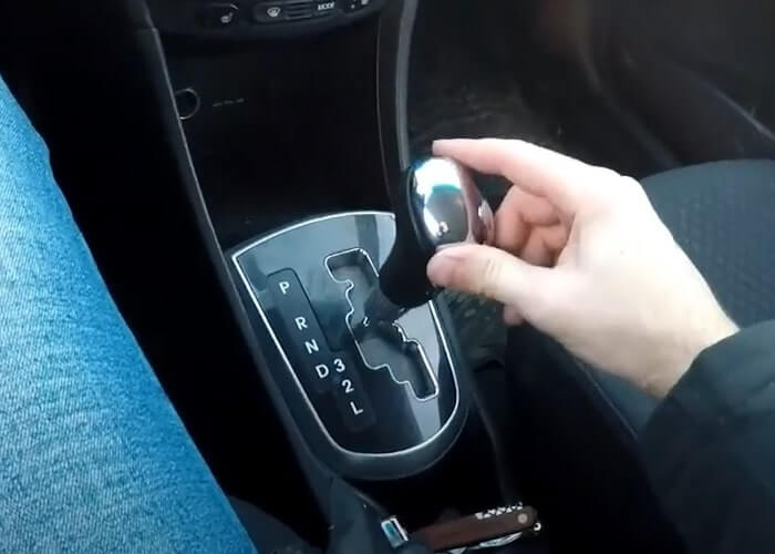 Для проверки уровня масла переводим селектор АКПП в положение N