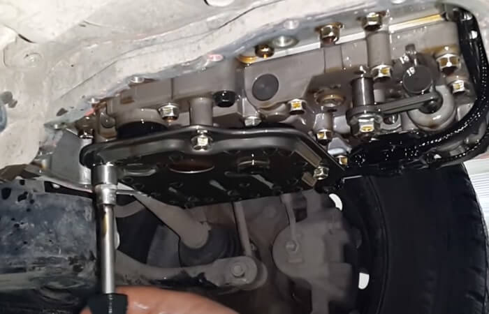 Откручиваем старый фильтр АКПП и снимаем его