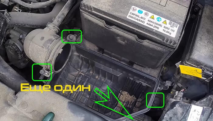 Снимаем корпус воздушного фильтра Хендай Солярис 2014-2017 гг