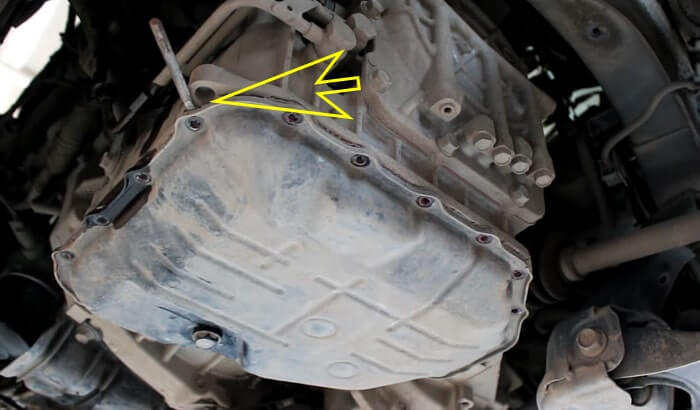 Откручиваем болты коробки автомат