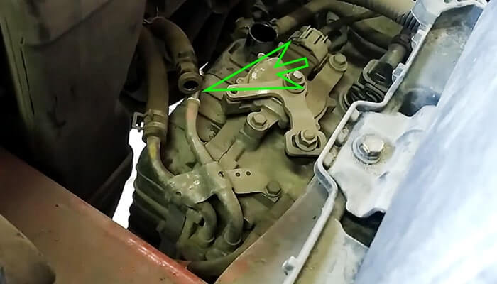 Снимаем шланг с обратки на 6 АКПП Hyundai Solaris 2011-2017