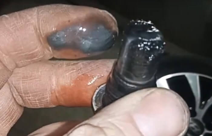 Масло содержит большое количество продуктов износа