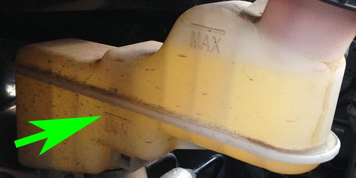 Где должен быть уровень тормозной жидкости в Хендай Солярис