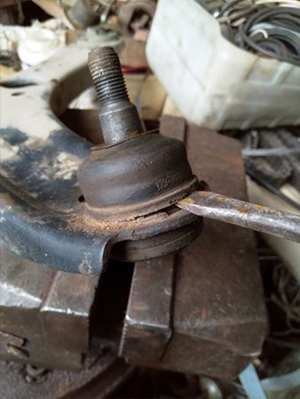 Процесс замены шаровых в Киа Рио (3)