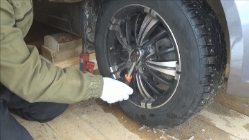 Ослабьте колесные болты Снятие колеса Киа Рио