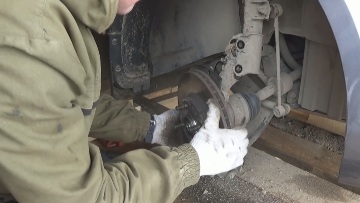 Теперь вынимаем приводной вал из кулака и снимаем блок Вал приводной КИА Рио