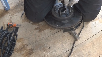 Отверткой откручиваем болты на тормозном диске Тормозной диск Киа Рио