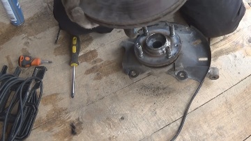 Снимите тормозной диск с поворотного кулака Тормозной диск Киа Рио