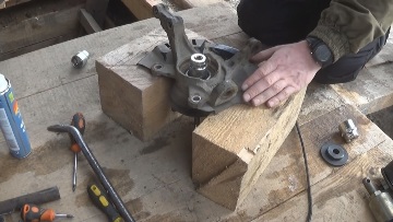 Устанавливаем вращающийся кулах на два стержня, взяв головку на 27-30 Выталкивает ступичный подшипник КИА Рио