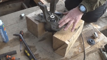 Удары молотка выбивают внутреннее кольцо подшипника Выталкивает ступичный подшипник КИА Рио