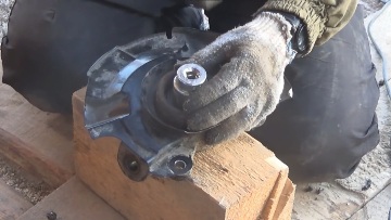 Аккуратно и равномерно выбейте наружную клипсу из поворотного кулака Ступичный подшипник КИА Рио