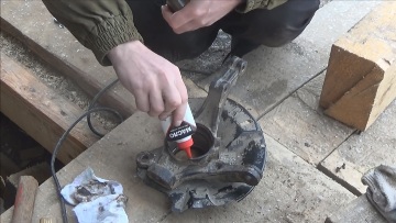 Протрите и смажьте посадочную поверхность кулака Поворотный кулак КИА Рио