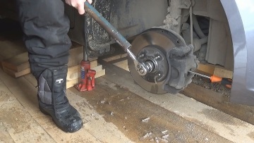 Ослабьте гайку ступицы Гайка ступицы КИА Рио