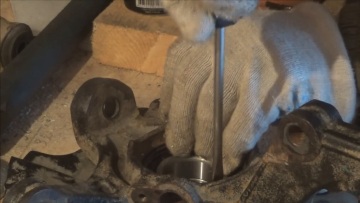 Установите стопорное кольцо на место после нажатия Выпрессовка ступичного подшипника КИА Рио