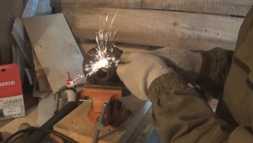 Болгаркой аккуратно вырезаем обойму на ступице Ступица передняя КИА Рио