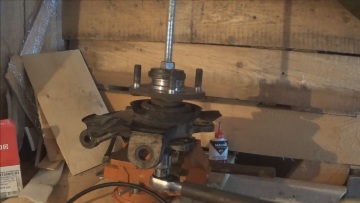 В установленный подшипник вставляется ступица и прижимается к стопору съемником в тисках Давление в ступице на передней КИА Рио