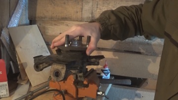 После нажатия проверьте ход и вращение Давление в ступице на передней КИА Рио