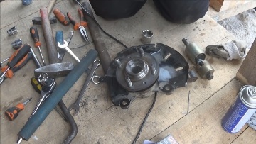 Вставляется новый подшипник, затем прикручиваем тормозной диск на место Ступица передняя с поворотным кулаком КИА Рио