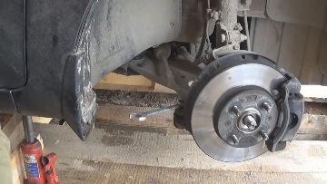 Находим и откручиваем гайку на конце рулевой тяги Параллельные стойки КИА Рио