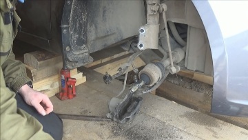 Смажьте приводной вал и вставьте его в ступицу. Собираем кулак на место в обратном порядке Вал приводной КИА Рио