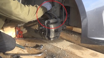 На кронштейне крепления тормозного шланга откручиваем болты Тормозной шланг КИА Рио