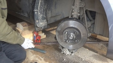 Поднимите кулак, чтобы вытащить его из шарового шарнира Шаровые опоры КИА Рио