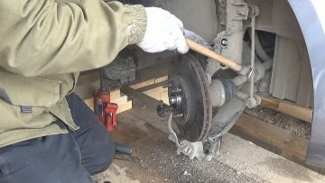 Откручиваем болты на подставке под кулак, а так же болт под шаровую опору Шаровые опоры КИА Рио