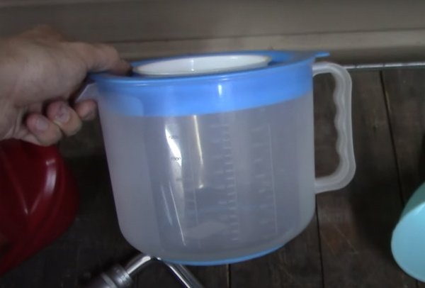 Под сливное отверстие подставляется емкость, желательно с лестницей.