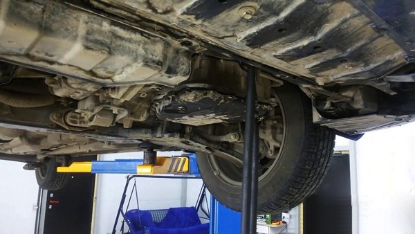 Шланги радиатора АКПП снимаются и опускаются в емкость.