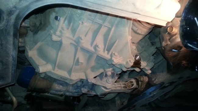 Механическая коробка передач с отверстием для замены масла в Hyundai Solaris