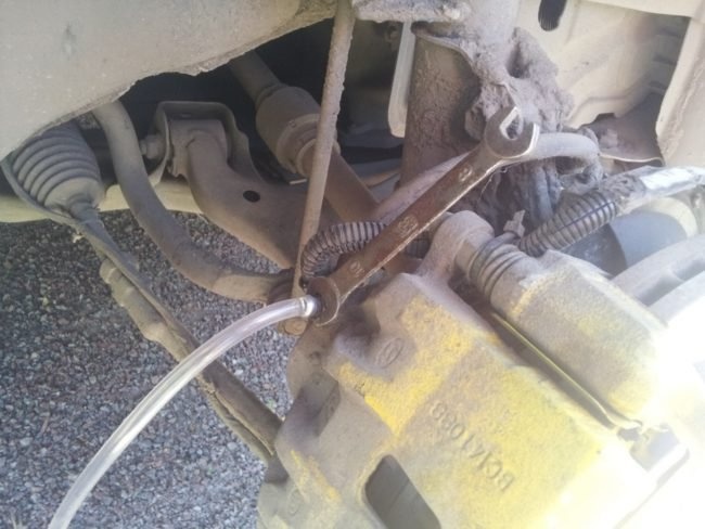 Тормозная муфта с ключом и шлангом в Hyundai Solaris