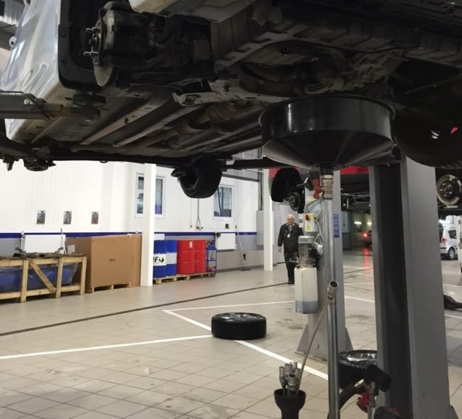 Hyundai Solaris на подъемнике перед заменой тормозной жидкости