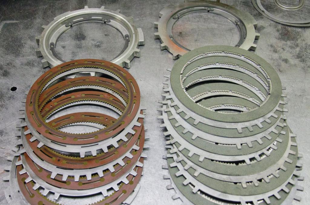 сгорело сцепление менять