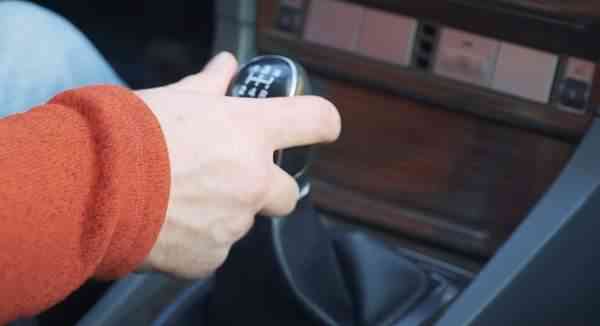 Как переключать передачи на механике в движении