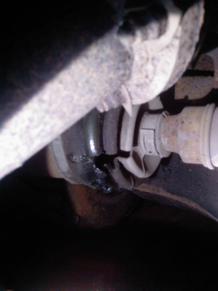 Порванный пыльник шарнира равных угловых скоростей Порванный пыльник шарнира равных угловых скоростей