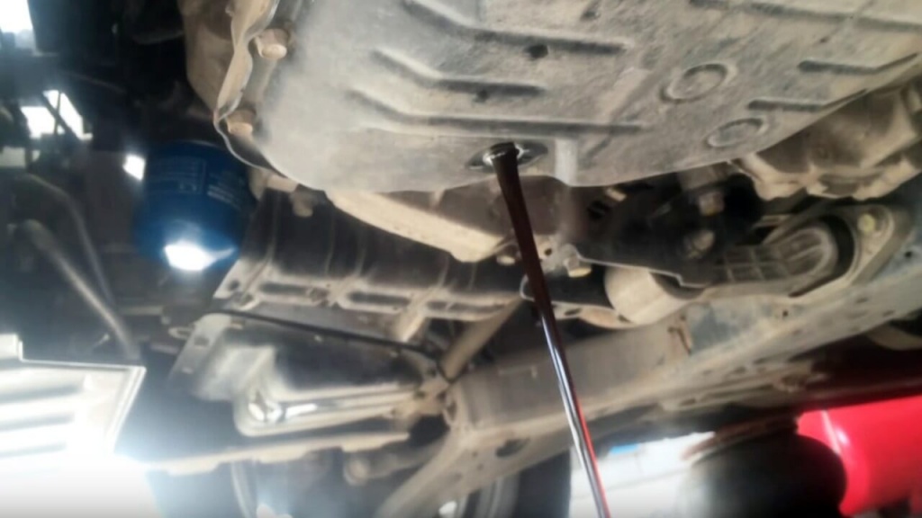 Удаляет отработанное трансмиссионное масло из АКПП Киа Рио 3 Удаляет отработанное трансмиссионное масло из АКПП Киа Рио 3