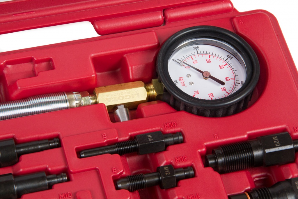 Проверка компрессии двигателя с помощью специального прибора Проверка компрессии двигателя с помощью специального прибора