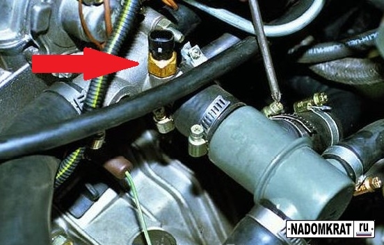 Местонахождение датчика температуры охлаждающей жидкости Местонахождение