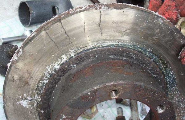 Откуда вибрация руля при движении и торможении: причины и методы устранения